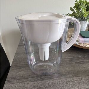 White Water Filter Pitcher with Removable Filter Cartridge
